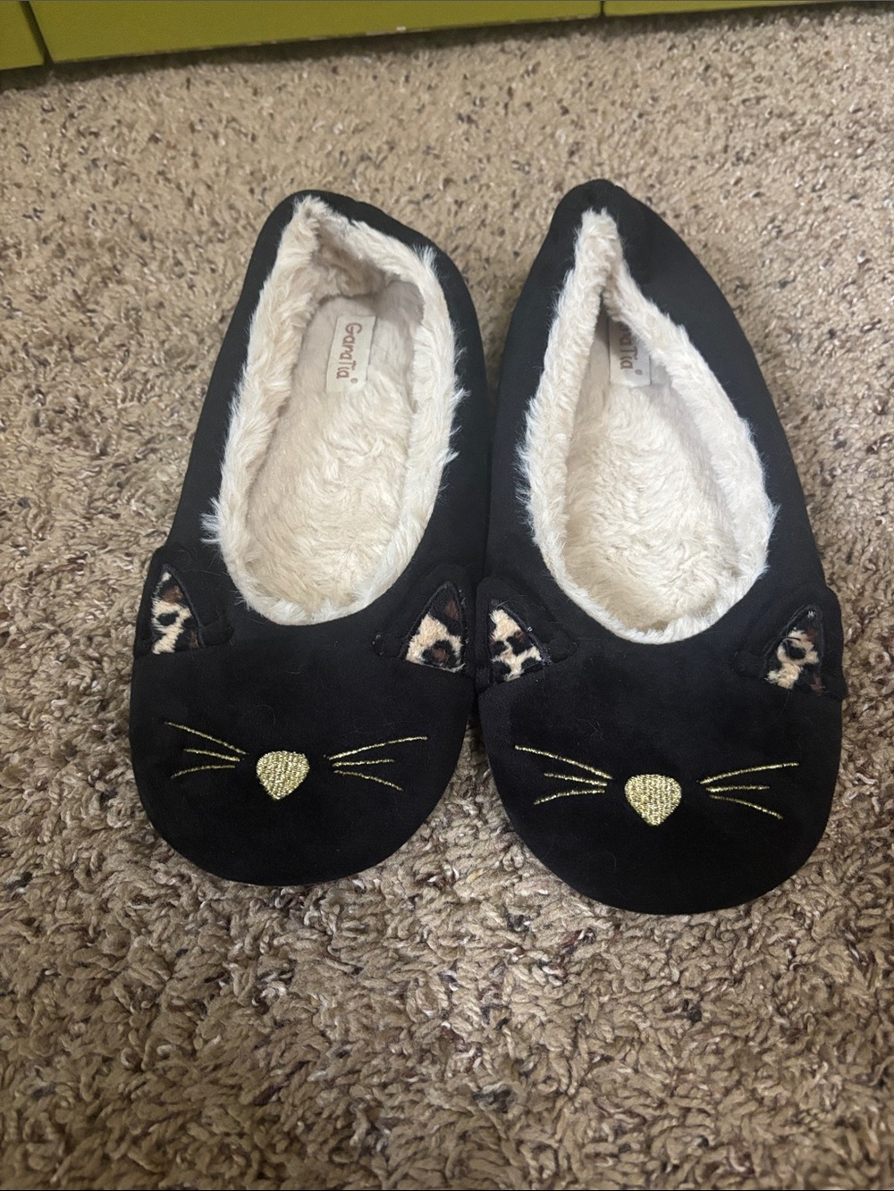 Women's Black Cat-Accent Slip-On Slippers with Plush Lining